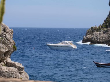 Taormina Mazzaro koyunda, rıhtım tekne