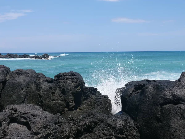 从纳克索斯岛上射出的岩石上飞溅的波浪 — 图库照片
