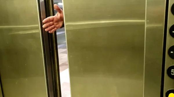 Säkerhetsmekanism För Att Stänga Dörrar Hiss — Stockfoto