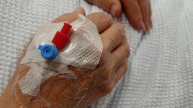 IV Periferik damar içi kanül hakkını bağlı olan hasta