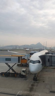 Hong Kong terminalinde uçak bagaj yüklü