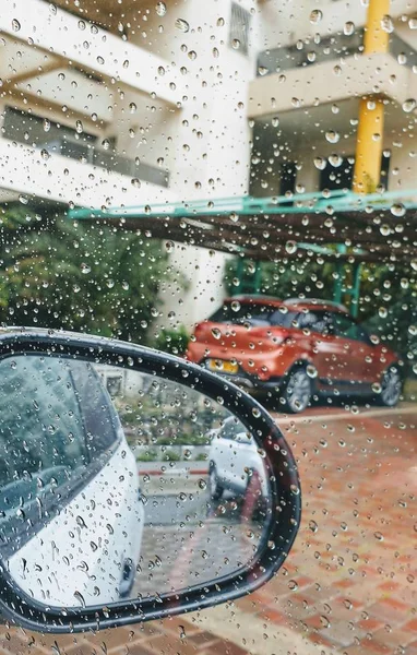 Janela do carro com gotas de chuva — Fotografia de Stock