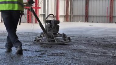 İnşaat alanındaki çekim sahasında beton mala düzleştirme ekipmanı