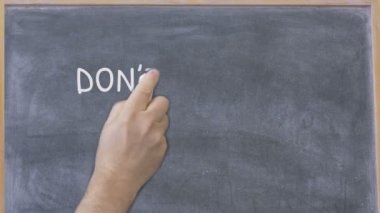 Karatahta vuruşunda el yazısıyla yazılmış slogandan vazgeçme.