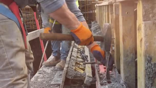 На стройке расстреляли строительную опалубку — стоковое видео