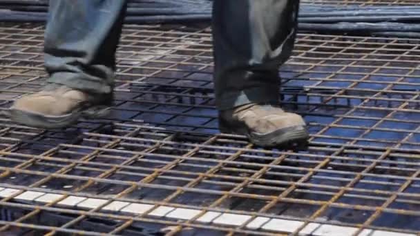 Travailleur de la construction liant un treillis métallique pour une armature de béton — Video