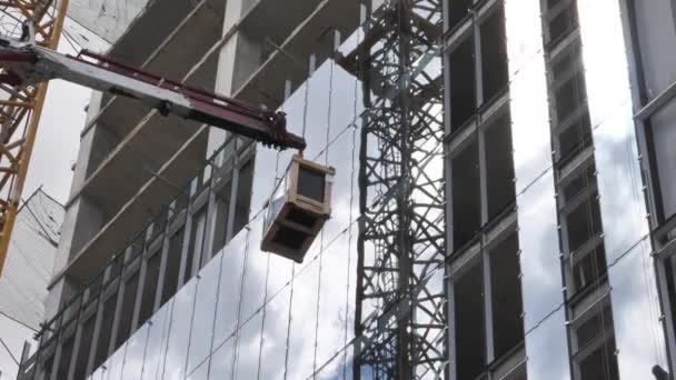 Zvedání oken pomocí jeřábu na záběru staveniště — Stock video