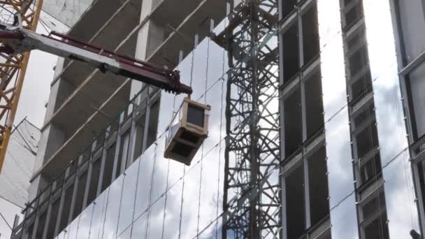 Ventanas correderas con grúa en obra disparada en obra. — Vídeos de Stock