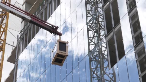 Transferir ventanas por palanca en el sitio de la construcción disparó tiro. — Vídeos de Stock