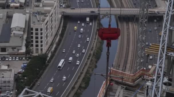 Hochhaus-Baustelle mit Blick auf Autobahn erschossen — Stockvideo