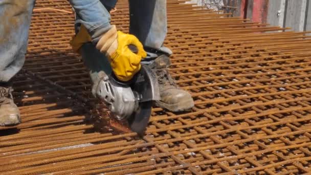 Les étincelles s'envolent lorsque le travailleur coupe le métal avec la grenaille — Video