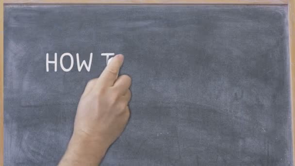 Hoe om te vinden baan hand geschreven titel op schoolbord schot — Stockvideo