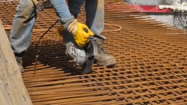 Employé de la construction sur le chantier avec tir de casque — Video