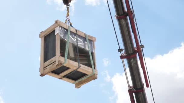 Kran hebt Glas im Gebäude an Schuss — Stockvideo