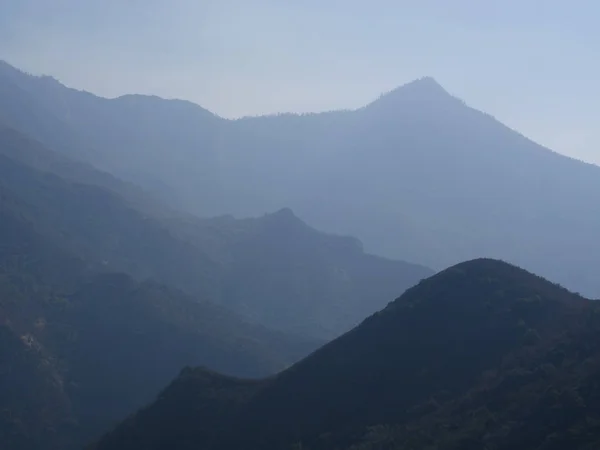 Moody paysage atmosphérique de sommets montagneux — Photo