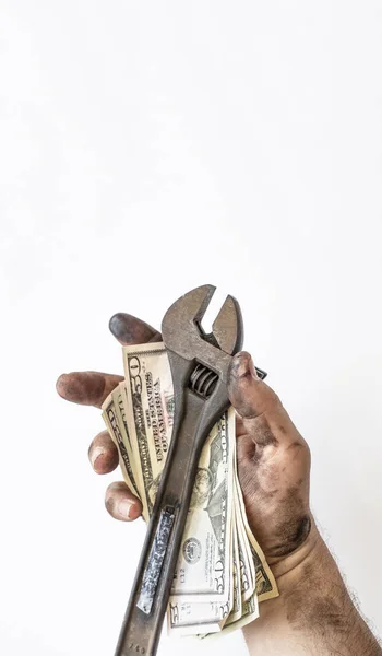 Brudny klucz do trzymania ręki i rachunki USD — Zdjęcie stockowe