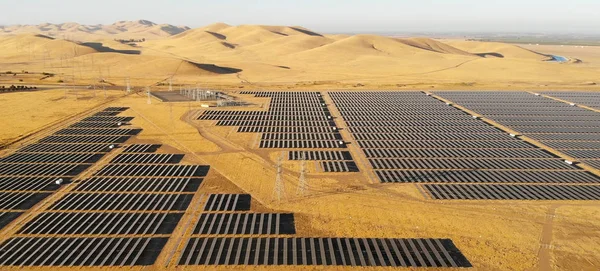 Campo de painéis solares fotovoltaicos na Califórnia Areal shot Fotos De Bancos De Imagens