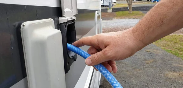 Enchendo o tanque de água no motorhome — Fotografia de Stock