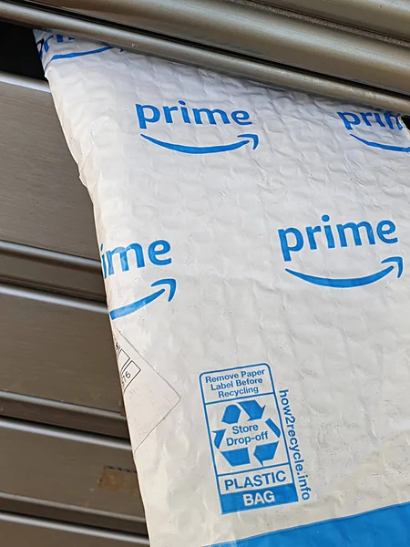 Amazon Prime mail envelope delivered — Stock Photo, Image