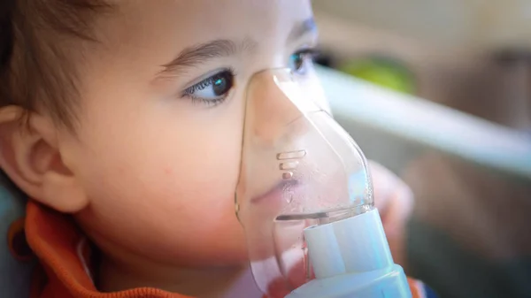 Respiration bébé avec inhalateur Image En Vente