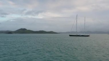 Suyun üstünde yüzen zarif bir yat.