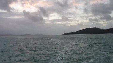Alçak deniz dalgalarıyla çekilen bir teknede yolculuk.