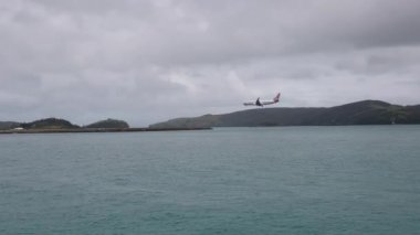Hamilton Adası 'na iniş yapan uçak vuruldu.