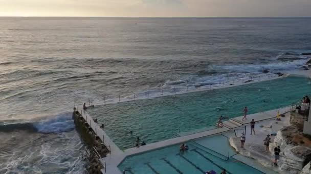 Tir au plomb dans une piscine d'eau de mer — Video