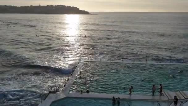 Tir de piscine extérieur sur la plage de Sydney — Video