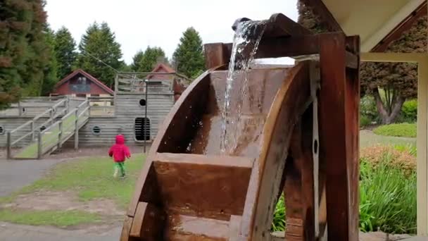 Wasserrad Generator Aus Holz — Stockvideo