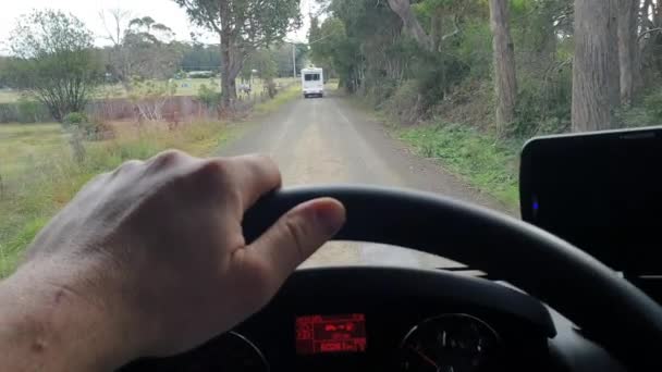 Guidare un camper in Tasmania sparato — Video Stock