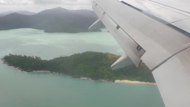 Πτήση αεροπλάνου πάνω από το νησί Χάμιλτον. — Αρχείο Βίντεο