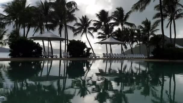 Linda piscina tropical de luxo tiro — Vídeo de Stock