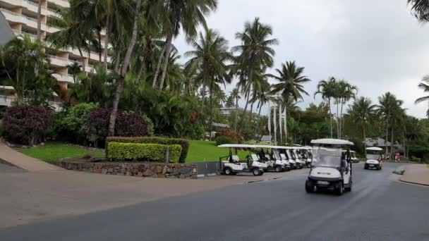 Transporte en carrito de club en la isla Hamilton disparos — Vídeo de stock