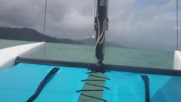 Catamarán navegando en el agua en Australia disparó contra disparos. — Vídeo de stock