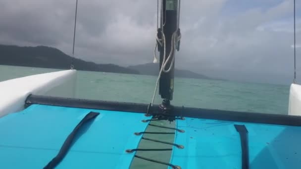 Katamaran auf dem Wasser in Australien erschossen — Stockvideo