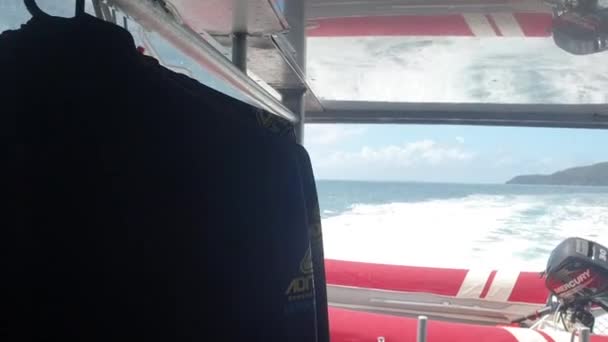 Fatos de mergulho e salva-vidas durante um tiro de cruzeiro — Vídeo de Stock