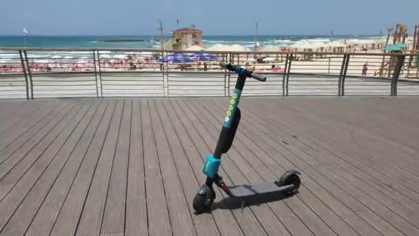 Tel-Aviv 'de kiralık elektrikli scooter çekimi — Stok video