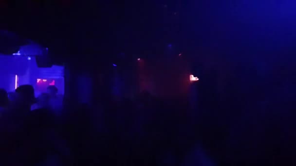 Mensen feesten in een club 's nachts redactionele shot — Stockvideo