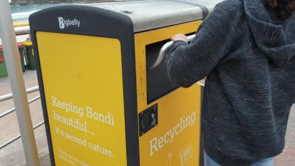 Använda återvinning bin på Bondi Beach skott — Stockvideo