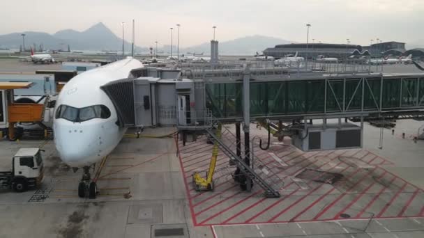 Havaalanındaki Cathay Pacific uçağı vuruldu. — Stok video