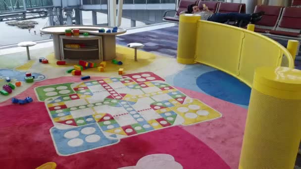 Parque infantil interior dentro do terminal do aeroporto tiro — Vídeo de Stock