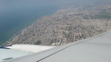Uçak Tel-Aviv üzerinde uçarken vuruldu.