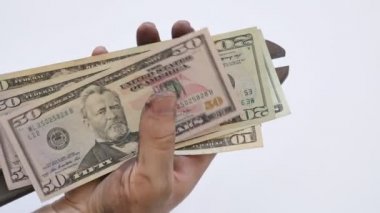 Kirli elleri olan bir işçi, ingiliz anahtarı tutuyor ve parasını topluyor. Hizmet konsepti için para kazanmak. çekim