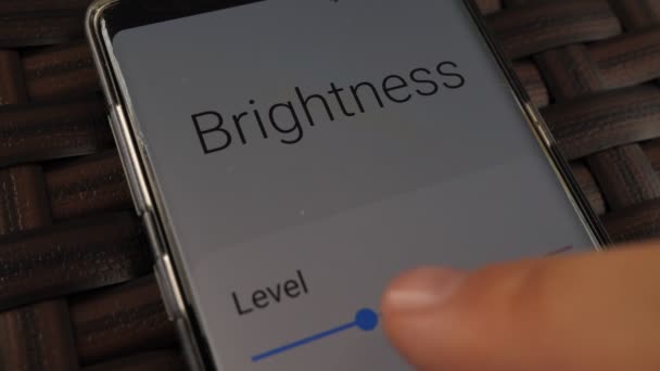 スマートフォンの画面の明るさの増加 — ストック動画