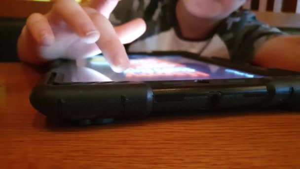 Дитяче замовлення їжі з планшета в ресторані постріл — стокове відео