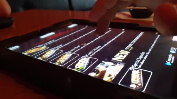 レストランのショットで使用されるデジタルメニュータブレット — ストック動画