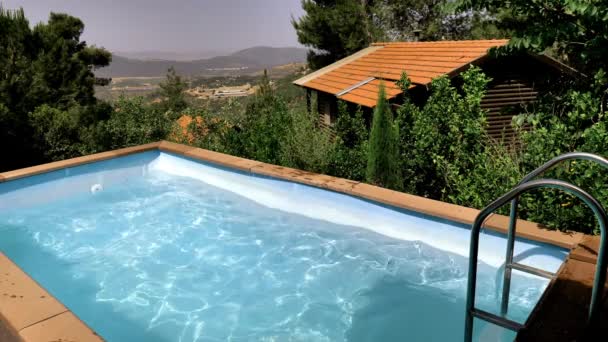 Erstaunlich leerer privater Swimmingpool mit Naturlandschaft — Stockvideo