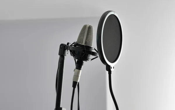 Studio Μικρόφωνο Και Pop Φίλτρο Για Εγγραφή Ήχου — Φωτογραφία Αρχείου