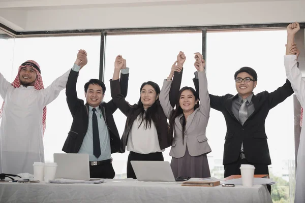 Eine Gruppe Asiatischer Geschäftsleute Und Business Araber Hebt Die Frohe — Stockfoto